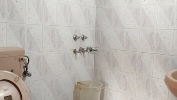 Standard Room | Bathroom | Shower, free toiletries, soap, shampoo