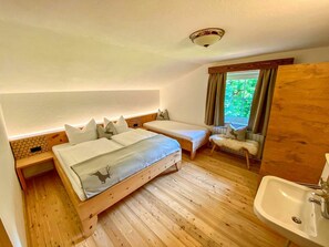 5 bedrooms, travel cot, free WiFi