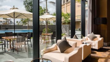Lounge i lobbyen, udsigt til poolen, åben hver dag