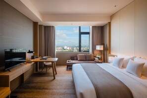 Safe på rommet, skrivebord og skrivebord for bærbar PC