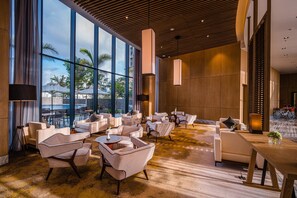 Lobby lounge, poolside views, open daily - Hotel Nikko Hai Phong (Hai Phong)