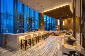 Aulabaari, näköala uima-altaalle, avoinna joka päivä