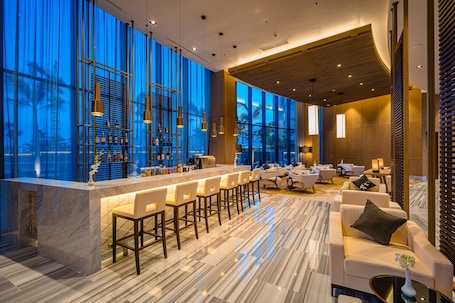 Salón en el lobby, con vista a la piscina, abre todos los días