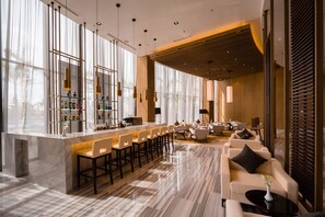 Lobby-Lounge, Blick auf den Pool, täglich geöffnet