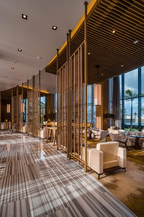 Aulabaari, näköala uima-altaalle, avoinna joka päivä