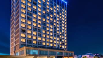 Fachada da propriedade à noite