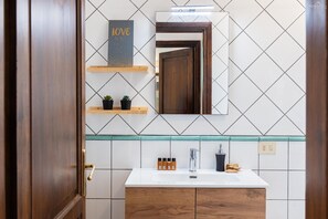 Douche, sèche-cheveux, bidet, serviettes fournies
