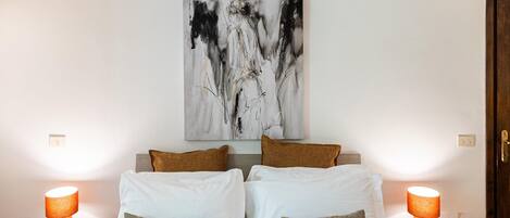 3 bedrooms, iron/ironing board, internet, bed sheets