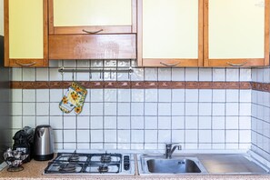 Fridge, oven, stovetop, coffee/tea maker