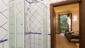 Dusche, Haartrockner, Bidet, Handtücher