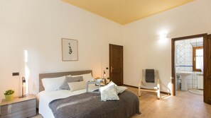 3 bedrooms, iron/ironing board, internet, bed sheets