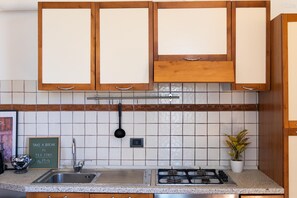 Een koelkast, een oven, een kookplaat, een koffiezetapparaat/waterkoker