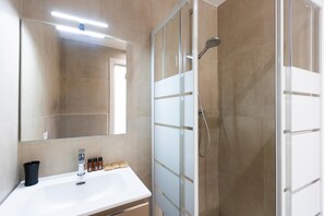 Douche, sĂšche-cheveux, bidet, serviettes fournies