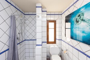 Shower, hair dryer, bidet, towels - Rosselli Palace apartment 5 (Florence)