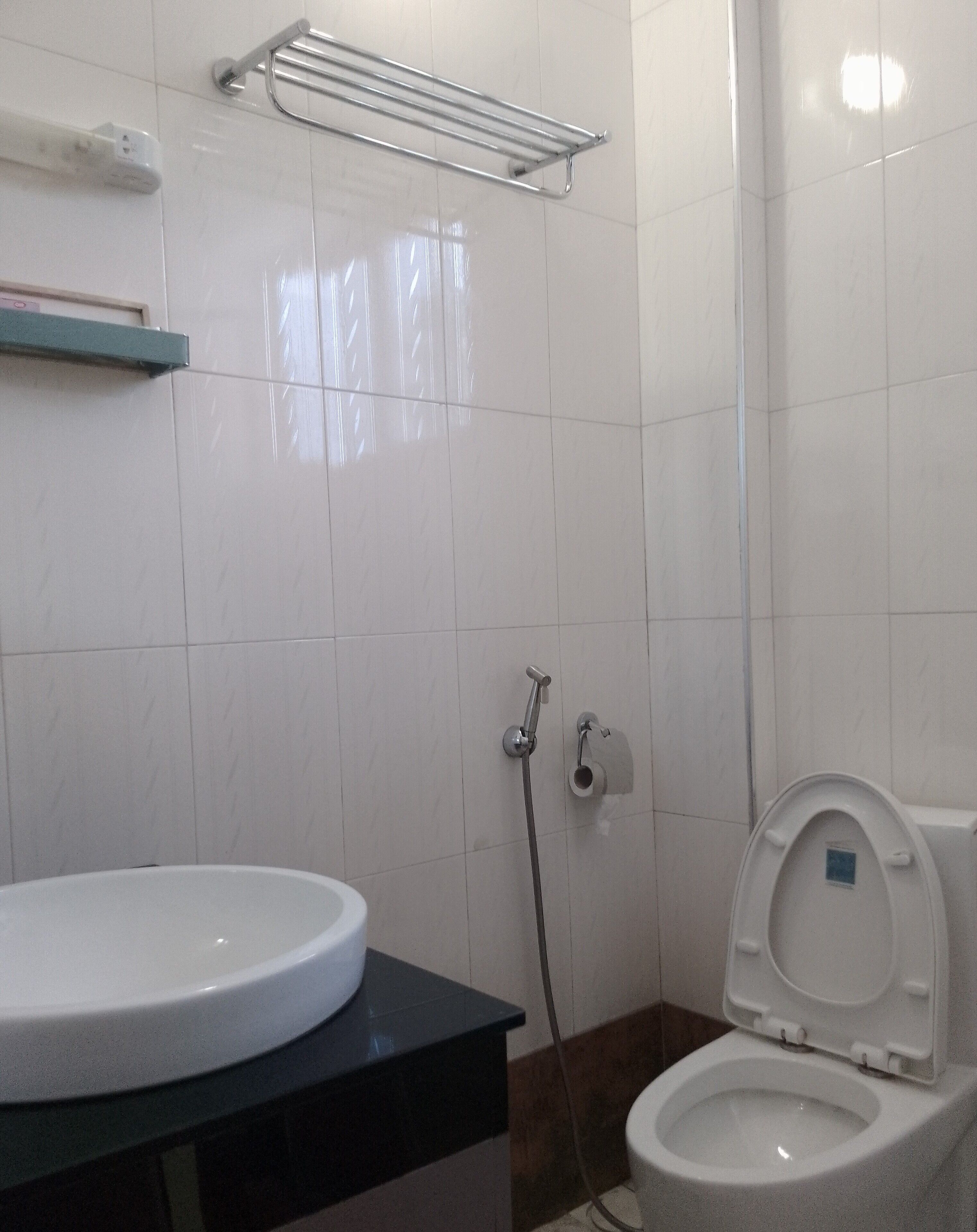 standard double room | bathroom | shower, rainfall showerhead, free toiletries, towels