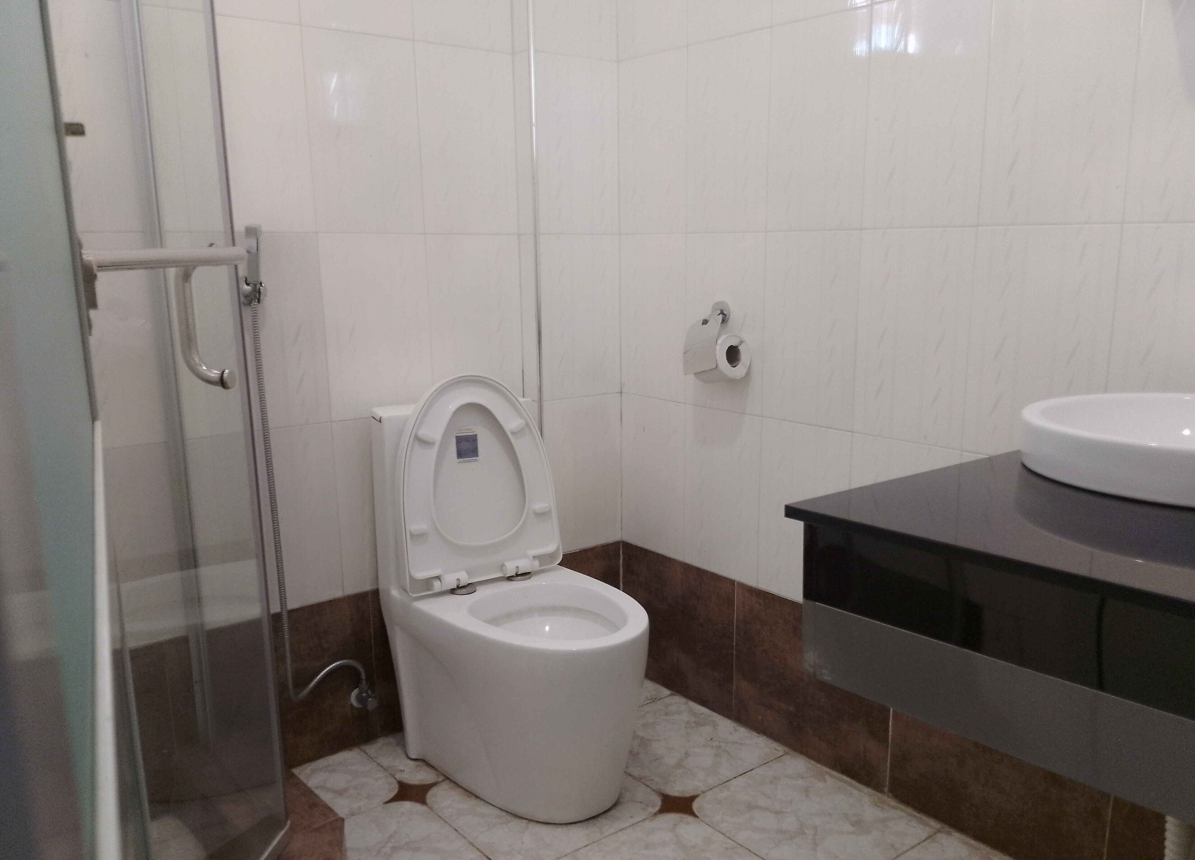 suite | bathroom | shower, rainfall showerhead, free toiletries, towels