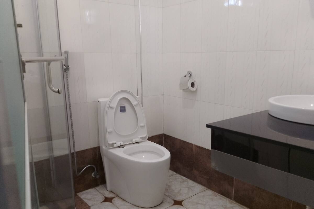 suite | bathroom | shower, rainfall showerhead, free toiletries, towels