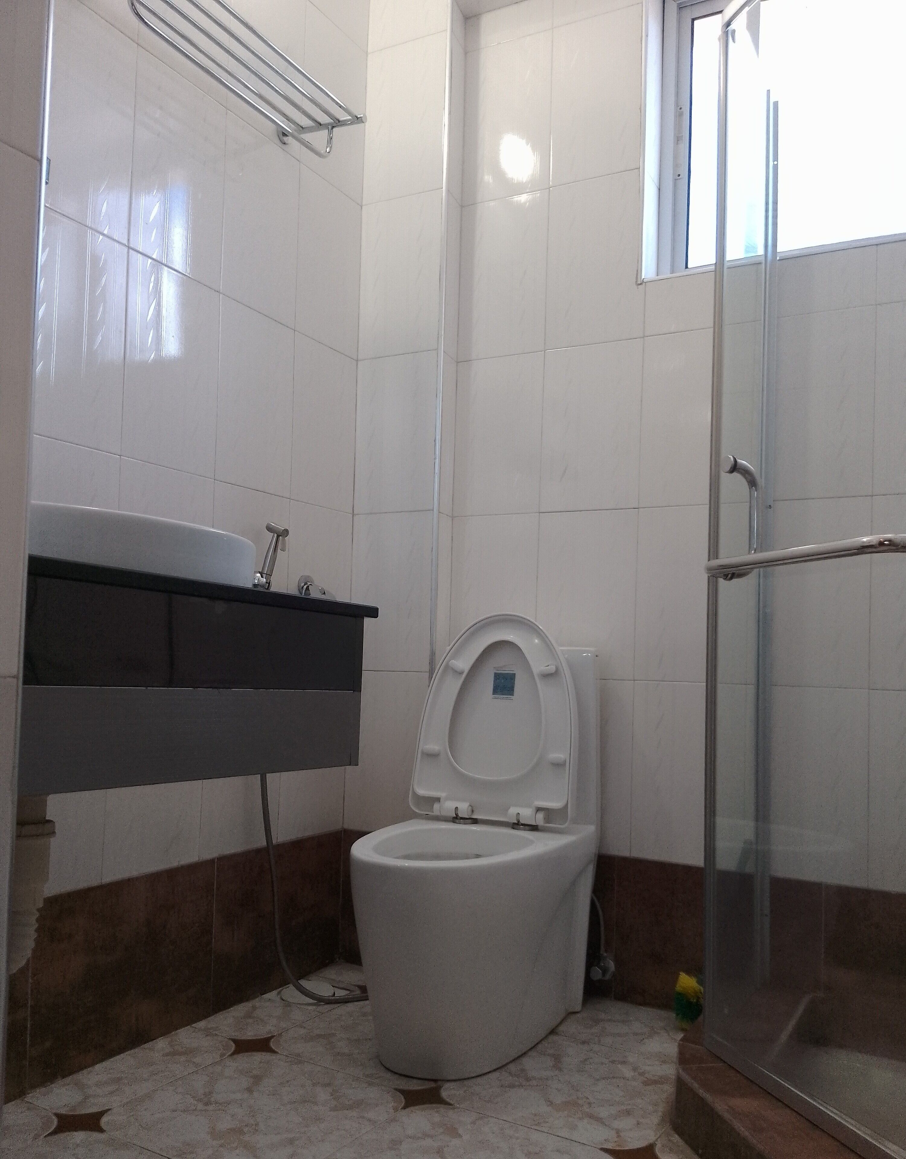 standard double room | bathroom | shower, rainfall showerhead, free toiletries, towels