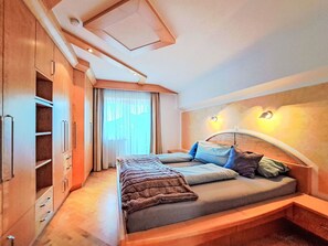 2 dormitoris, un bressol de viatge, wifi gratuïta i roba de llit