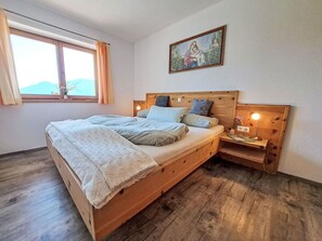 2 bedrooms, travel crib, free WiFi, bed sheets