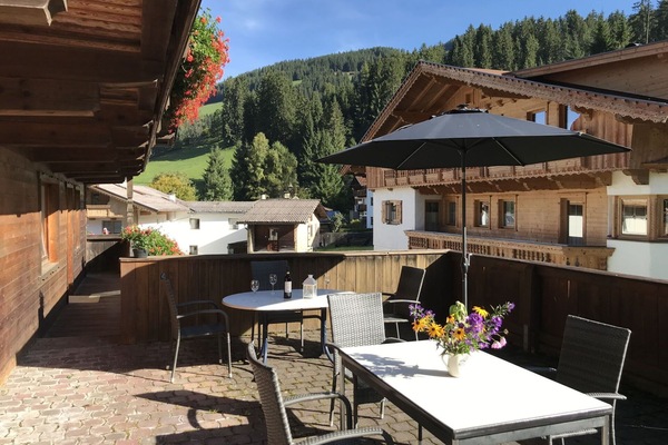 Rad, Pflanze, Gebäude, Auto, Eigentum, Fenster, Fahrzeug, Baum, Blume