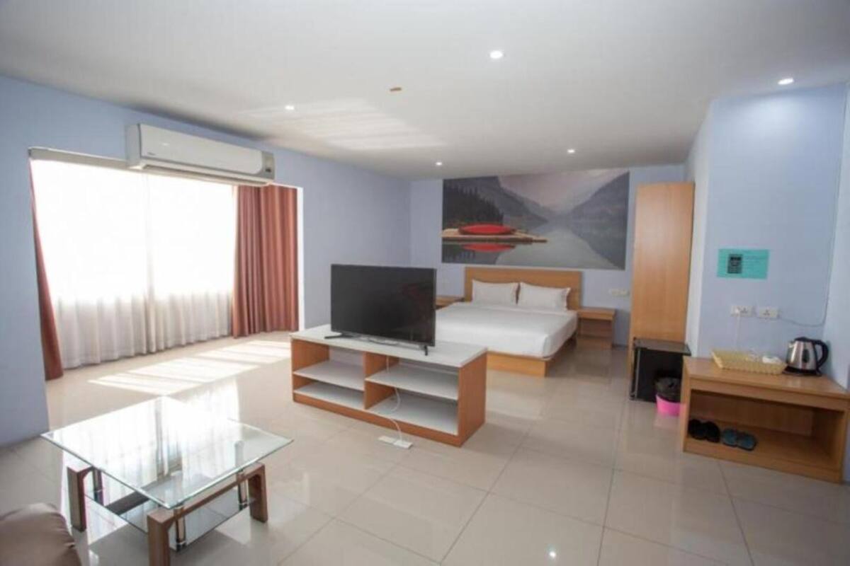 Suite with City View | Desk, soundproofing, WiFi (free), bed sheets