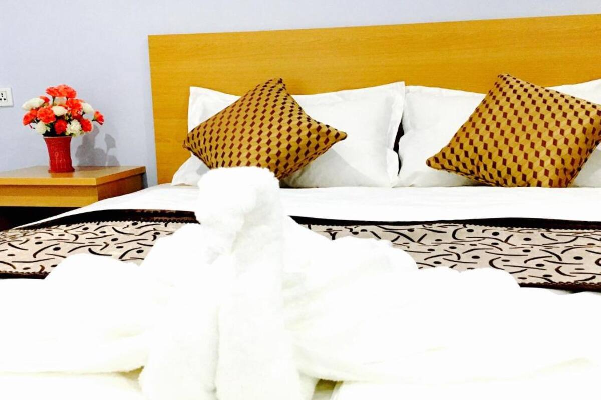 Desk, soundproofing, WiFi (free), bed sheets