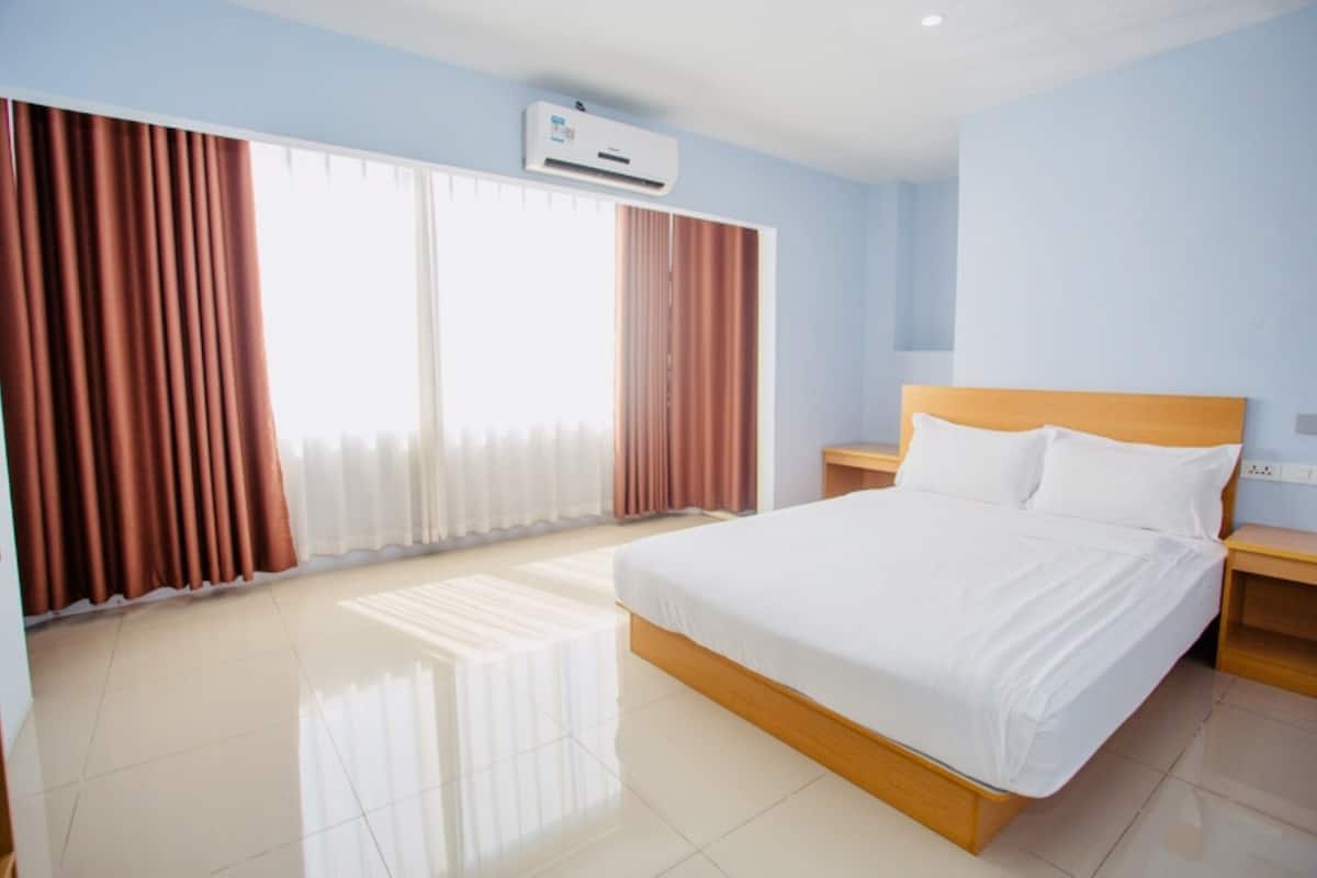 Double Room with Private Bathroom | Desk, soundproofing, WiFi (free), bed sheets