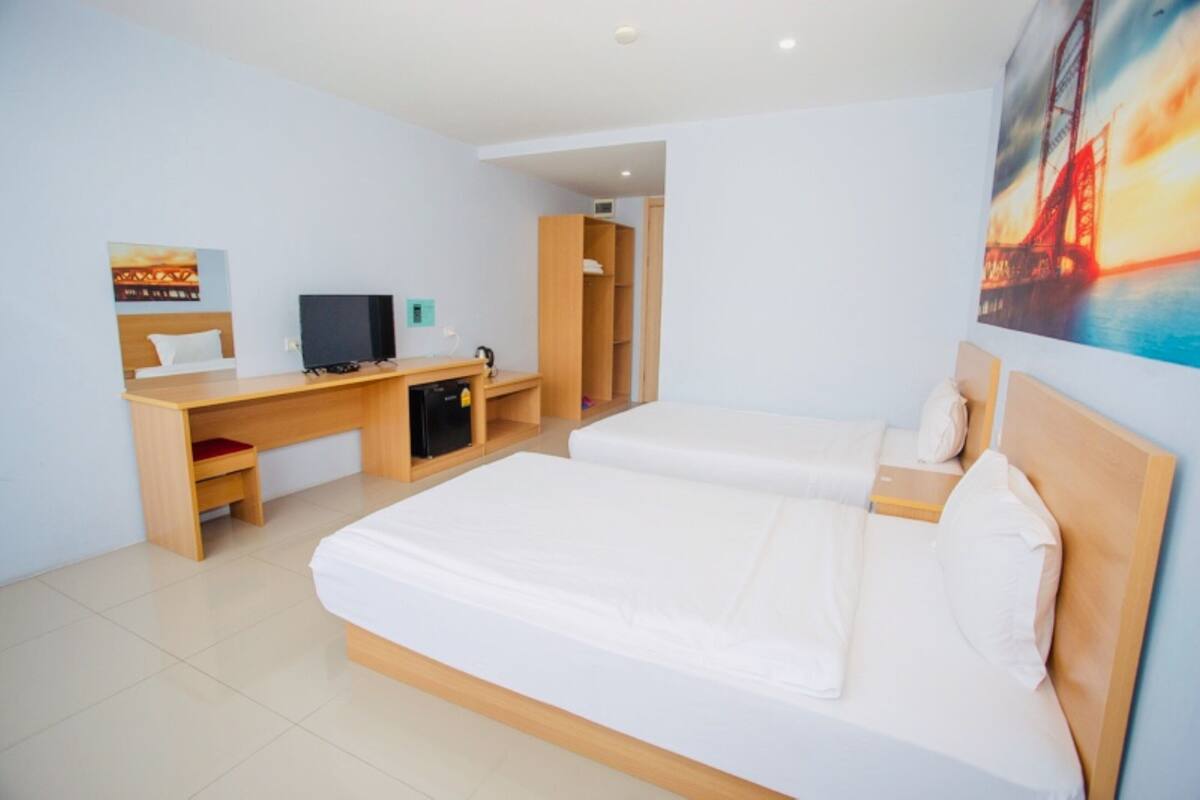 Twin Room with Bathroom | Desk, soundproofing, WiFi (free), bed sheets