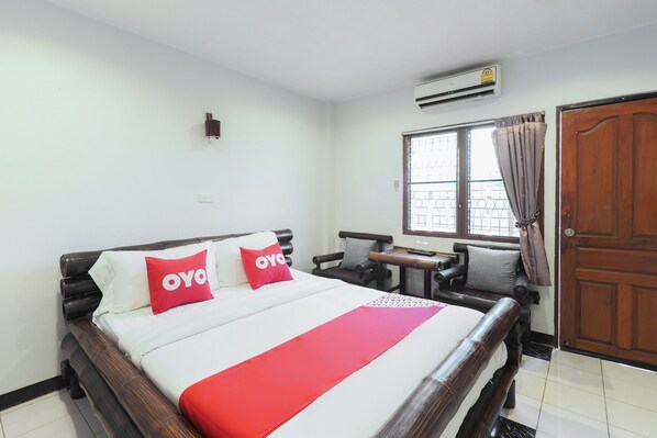 Desk, soundproofing, free WiFi, bed sheets