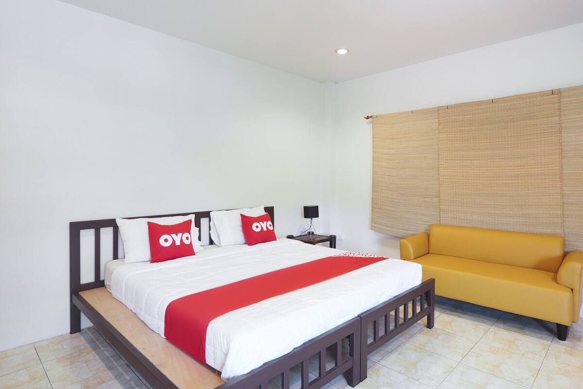 Desk, soundproofing, free WiFi, bed sheets