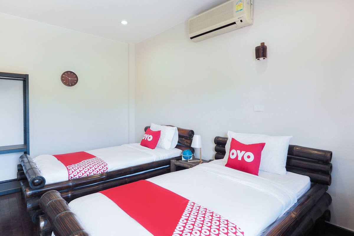 Desk, soundproofing, free WiFi, bed sheets