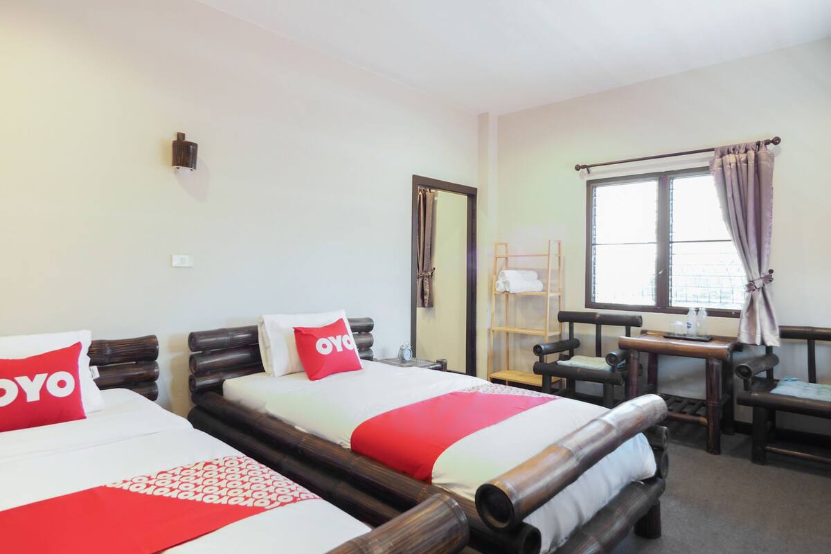 Desk, soundproofing, free WiFi, bed sheets