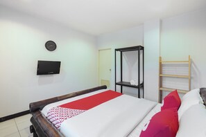 Desk, soundproofing, free WiFi, bed sheets