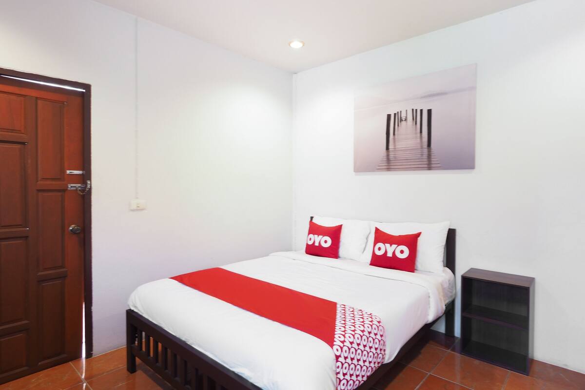 Desk, soundproofing, free WiFi, bed sheets