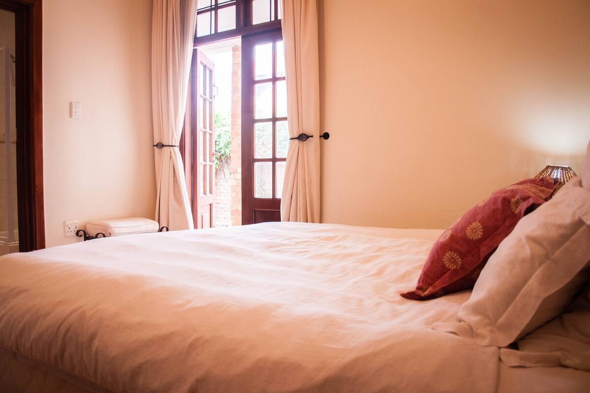 Iron/ironing board, bed sheets