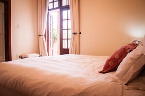 Iron/ironing board, bed sheets