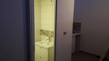 Dusche, Haartrockner, Bidet, Handtücher