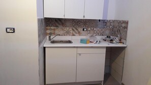 Réfrigérateur, micro-ondes, plaque de cuisson, cafetière/bouilloire