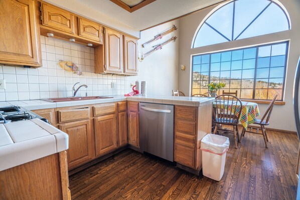 Fridge, microwave, oven, stovetop - Edgewater #1 , June Lake View! Lower unit (June Lake)