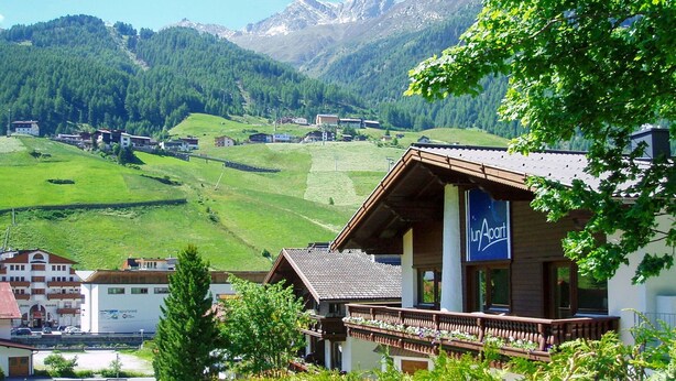 A mountain lodge with a sign reading "lun Apart". - Cosy apartment for 2 people with WIFI, TV and pets allowed (Solden)