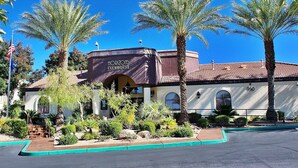 A building with a sign reading "HORIZONS CLUBHOUSE" with a clear blue sky in the background. - PRIVATE CONDO IN BEAUTIFUL GATED COMMUNITY IN SEVEN HILLS (Henderson)