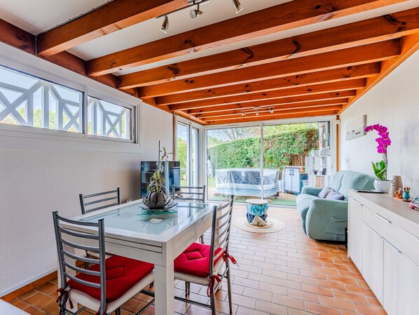 TV - Forest Retreat Near Biscarrosse Lake for 4 with Terrace, Garden, BBQ, and Parking (Biscarrosse)