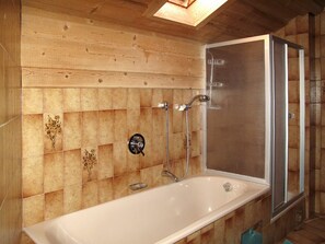 Bathroom - Nice apartment in villa for 8 people with WIFI, TV, terrace, pets allowed and panoramic view (Imst)