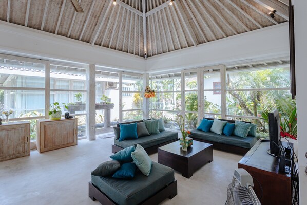 Khu vực ăn uống tại phòng