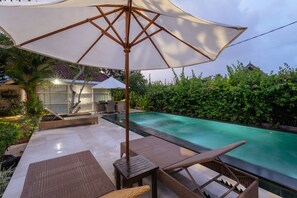 Außenpool, Sonnenschirme