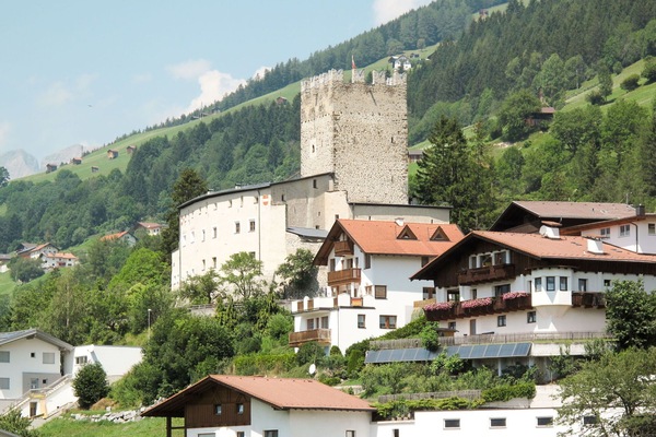 Gebäude, Himmel, Wolke, Pflanze, Berg, Baum, Haus, Natürliche Landschaft, Biome, Ländliches Gebiet