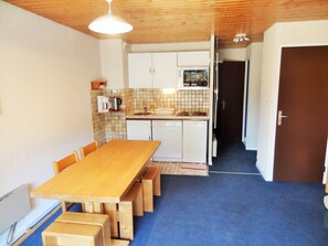 Wasserkocher mit Kaffee-/Teezubehör, Kühlschrank, Mikrowelle, Ofen