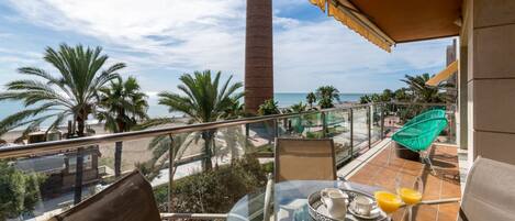 تناول الطعام بالخارج