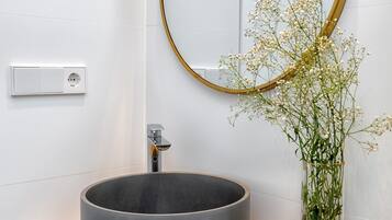 Een douche, een haardroger, handdoeken